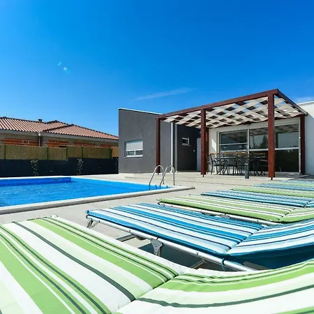 فيلة Crowonder Villa Nina زادار