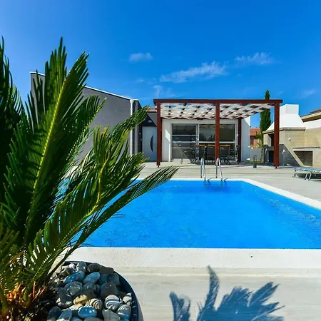 فيلة Crowonder Villa Nina زادار