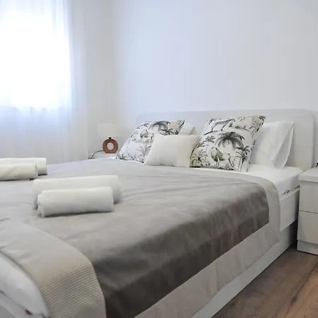 Crowonder Villa Nina *