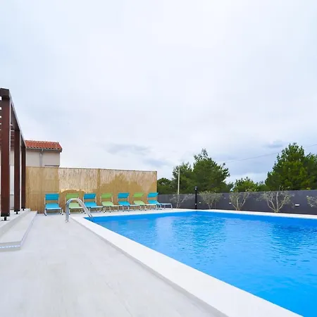 Villa Crowonder Villa Nina *