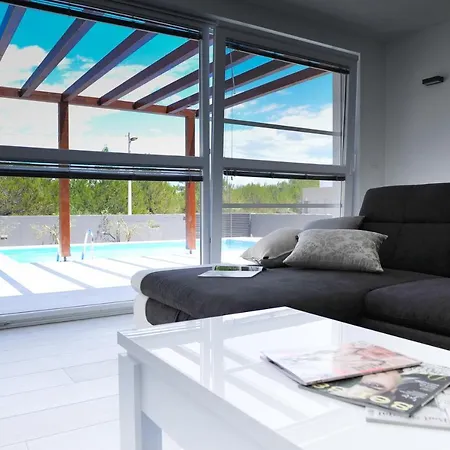 Crowonder Villa Nina