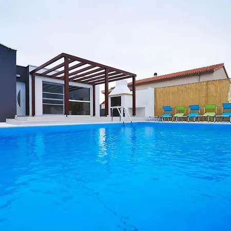 Crowonder Villa Nina Villa