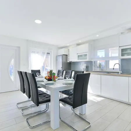 Crowonder Villa Nina Zadar