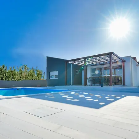 Crowonder Villa Nina *