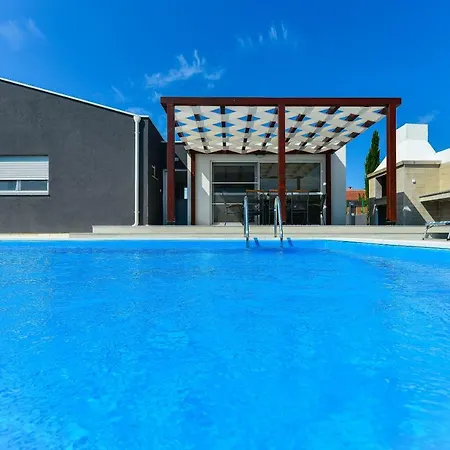 Crowonder Villa Nina