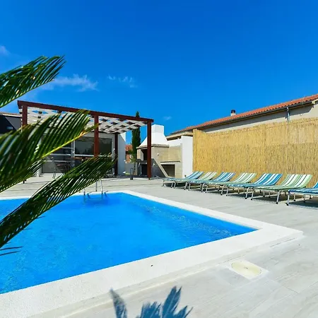 Crowonder Villa Nina *