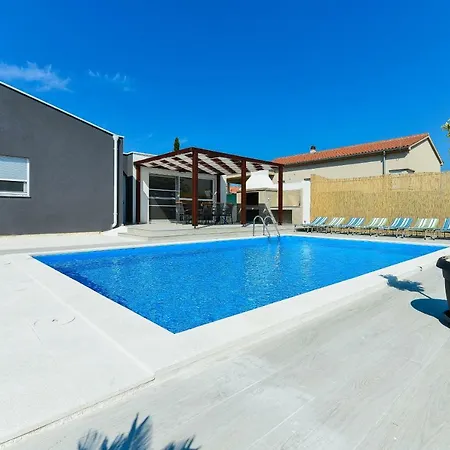Crowonder Villa Nina